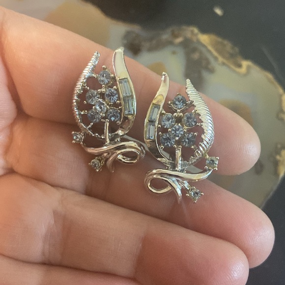 Vintage Coro clip earrings in silver w blue rhinestone - Picture 9 of 11